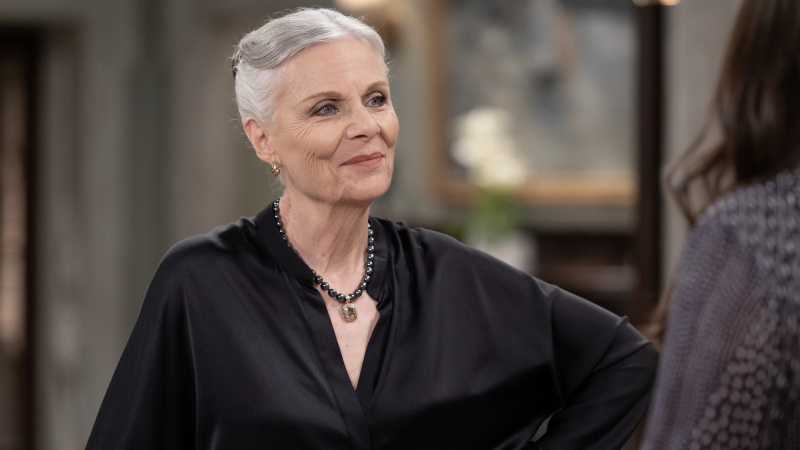   Jane Elliot ako Tracy usmievajúca sa vo Všeobecnej nemocnici