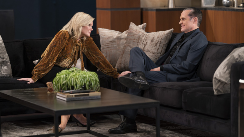   Maura West ve Maurice Benard, Ava ve Sonny rolünde General Hospital'da konuşup gülüyorlar