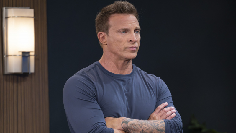 Steve Burton, General Hospital'da mavi gömlekli Jason rolünde
