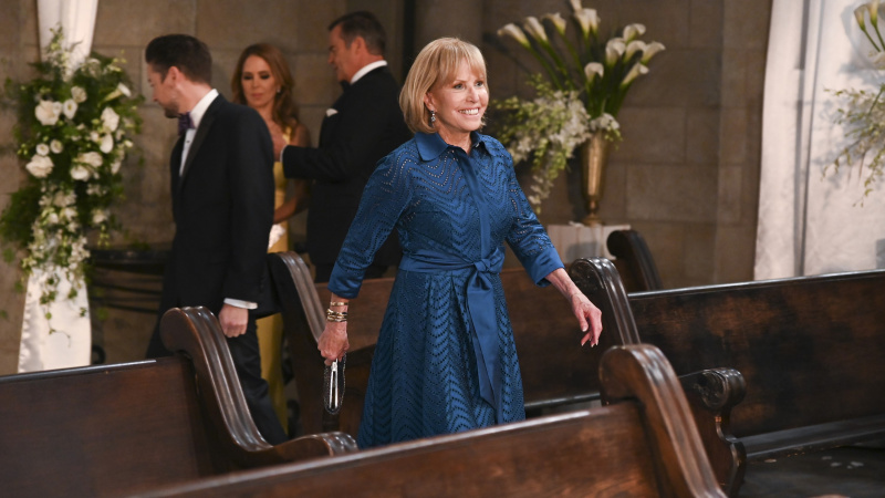  Leslie Charleson, General Hospital'da Monica rolünde mavi elbiseli
