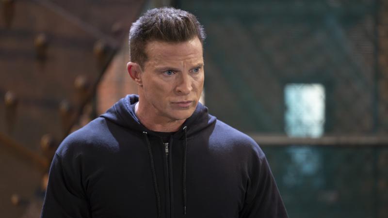   Steve Burton, General Hospital'da tamamen siyah kapüşonlu Jason rolünde