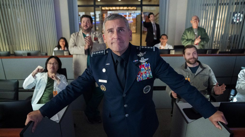 Steve Carell & Greg Daniels von Space Force über die hohen Einsätze der Arbeitsplatzkomödie