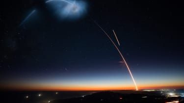 SpaceX landar Falcon 9-raketen efter att ha lyst upp den kaliforniska himlen