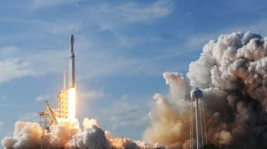 ファルコンヘビー：イーロンマスクがこれまでで最大のロケットを打ち上げることに成功