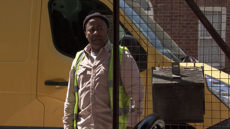 Ed tulee takaisin pihalle Toddin murtauduttua sisään.