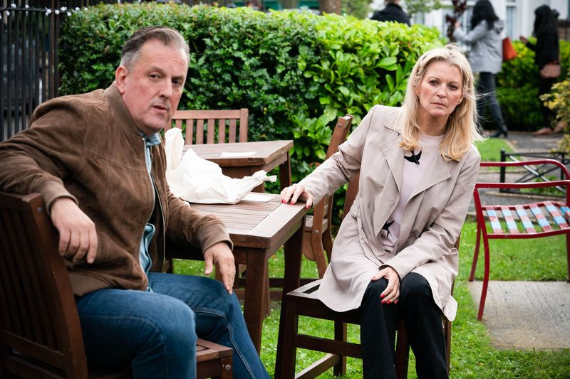 Η Kathy Beale με τον Harvey Monroe στο EastEnders