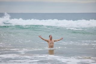 Spoileruri acasă și în deplasare: Christian Green devine SKINNY-DIPPING!