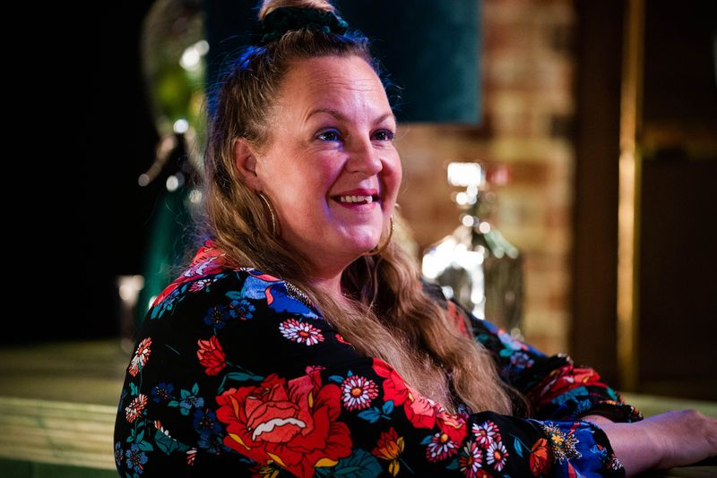 Karen a rendez-vous avec Lucas dans EastEnders