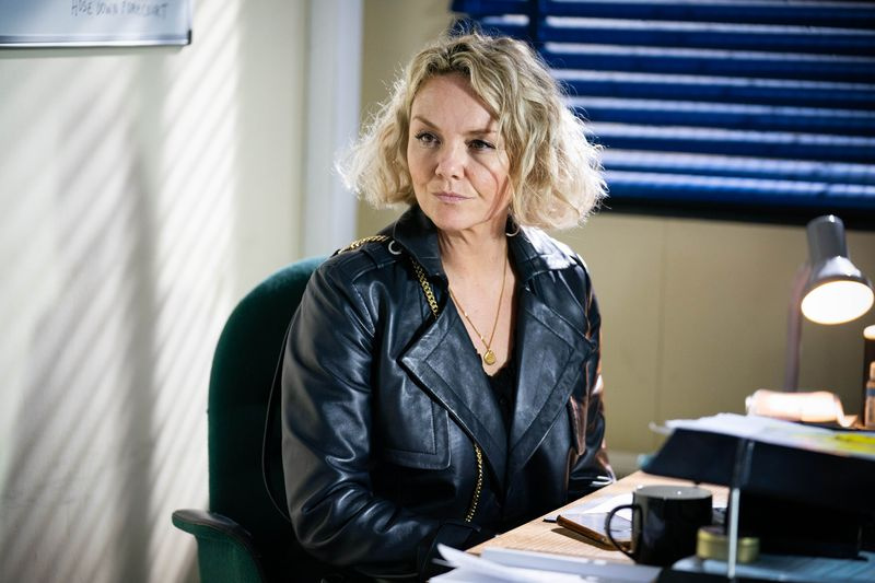 Η Janine Butcher σχεδιάζει ένα πρόγραμμα στο EastEnders