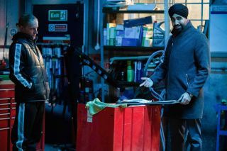 Spoilers του EastEnders: Ο Kheerat Panesar βάζει τον Vinny σε κίνδυνο!