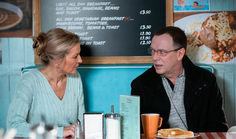 Semana 3 EastEnders Lunes 6205 Kathy e Ian