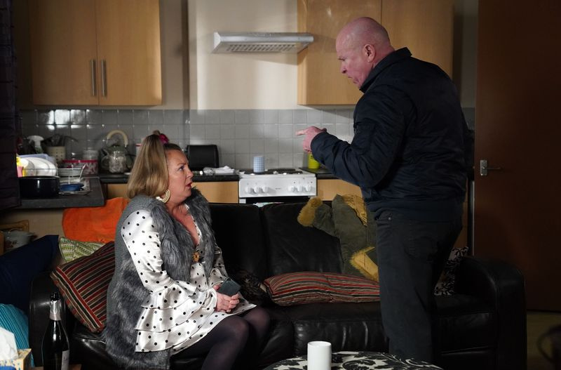 Ο Φιλ απειλεί την Κάρεν στο EastEnders.