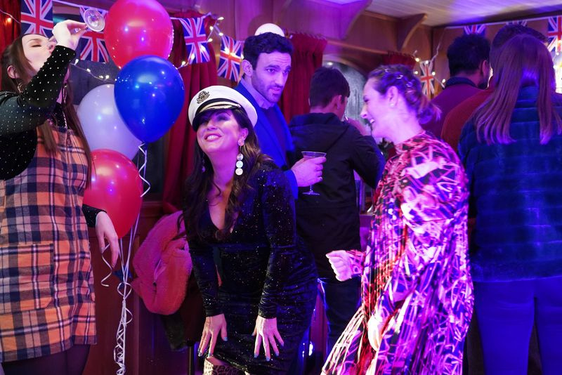 Όλοι κάνουν πάρτι στη βάρκα στο EastEnders.