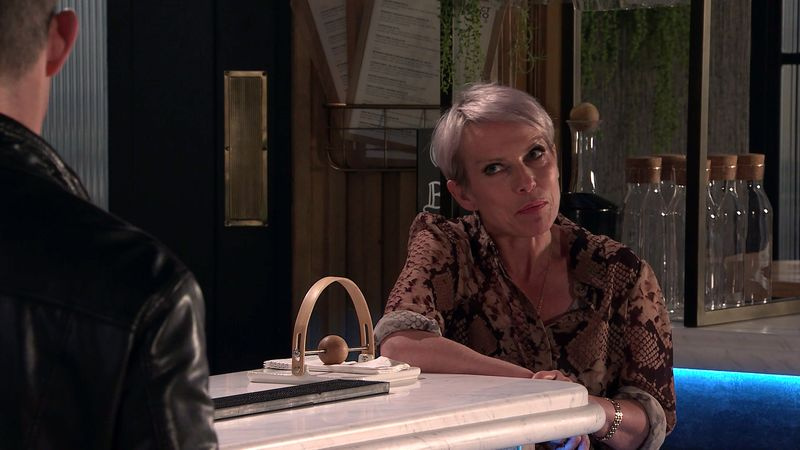 Debbie želi več, kot sta Nick in Leanne Battersby pripravljena ponuditi.
