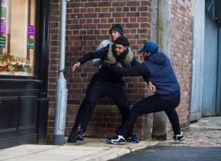 “Coronation Street” spoileri: Zīdanam Naziram tiek uzbrukts!