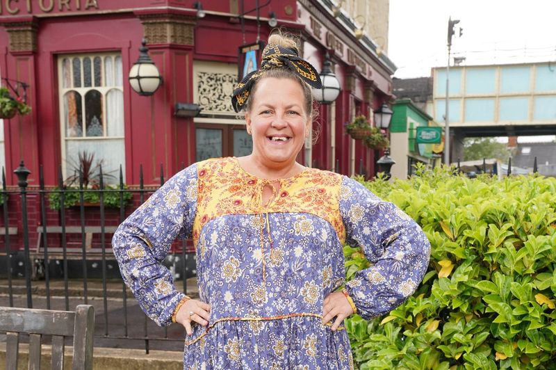 Lorraine Stanley spielt Karen Taylor