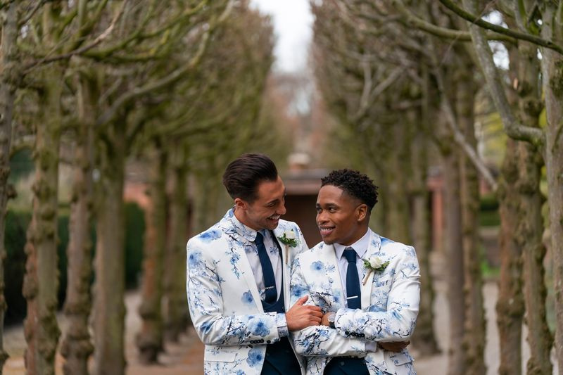 ホーリーオークスでの結婚式の日のスコットとミッチェル