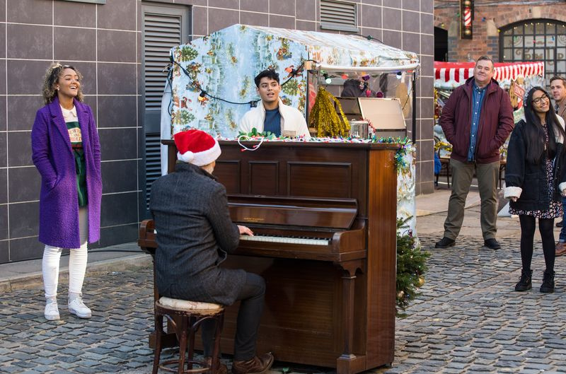 Billy canta alguns sucessos de Natal para a multidão.