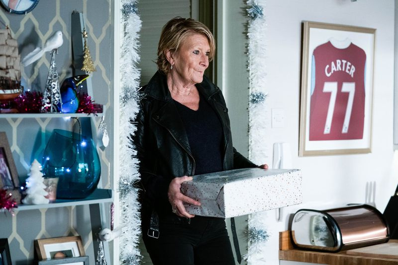 Shirley Carter ima darilo za Micka v EastEnders