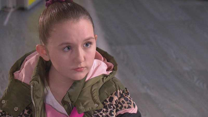 Leah Barnes Hollyoaksissa Trish Minniverin kanssa