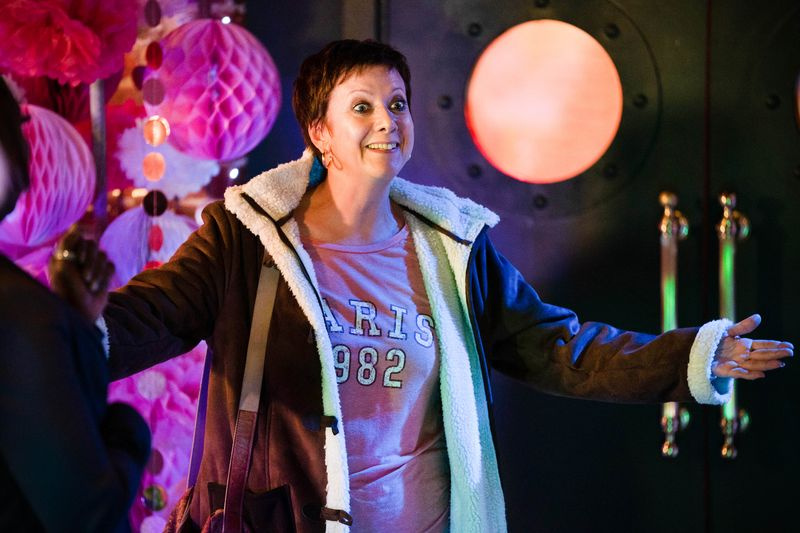 Sandy Gibson kommt in EastEnders an