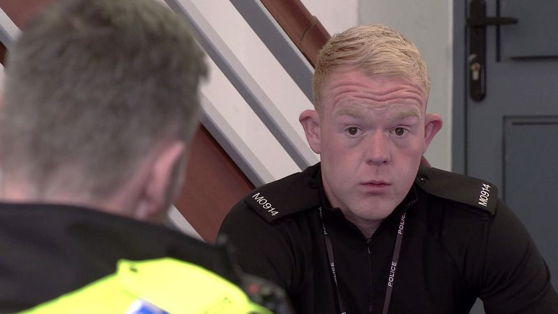 Craig Tinker ületab õhukese sinise joone.