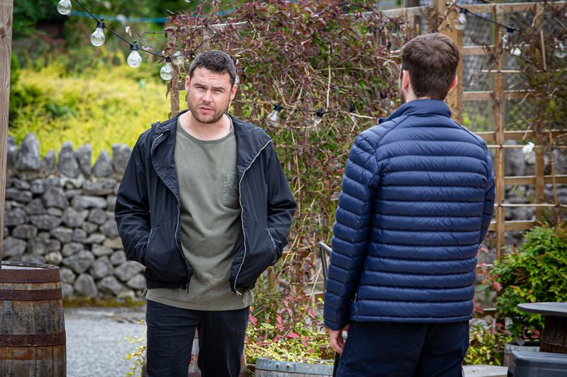 Aaron hat eine Auseinandersetzung in Emmerdale