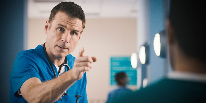 David Hide osutab raevukalt näpuga Rashile Casualty plahvatusliku vastasseisu ajal