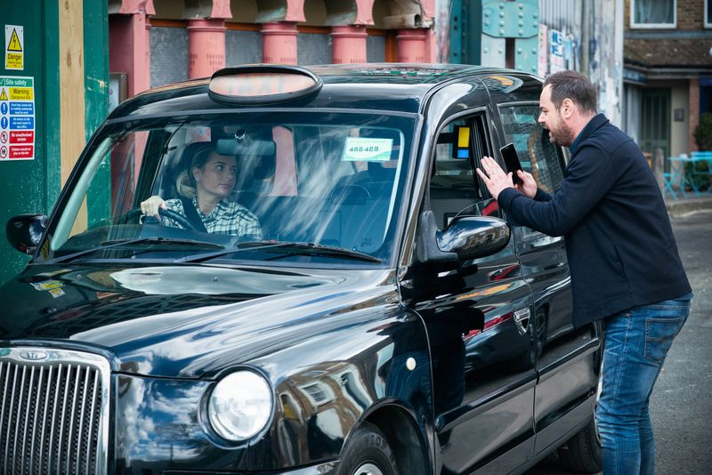 Mick Carter kohtub EastEndersis taksobuss Jeanette