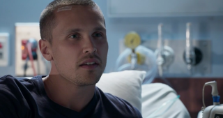 Spoiler 'Casa e Fuori': Logan Bennett CROLLA!