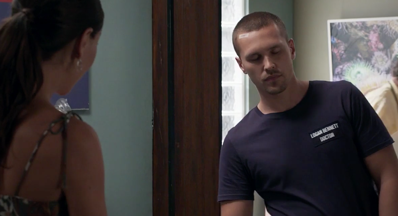 Mackenzie Booth e Logan Bennett in A casa e fuori