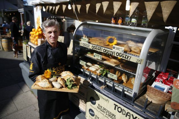 Stephen Lawton em sua Oggie Stall na St Davids High Street