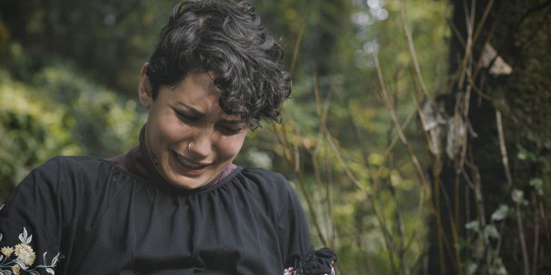 Feniša gimdo būdama viena ir pasiklydusi miške