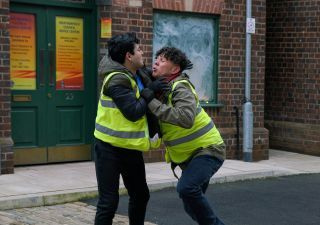 Spoilers de Coronation Street: Aadi Alahan defende a honra de Asha