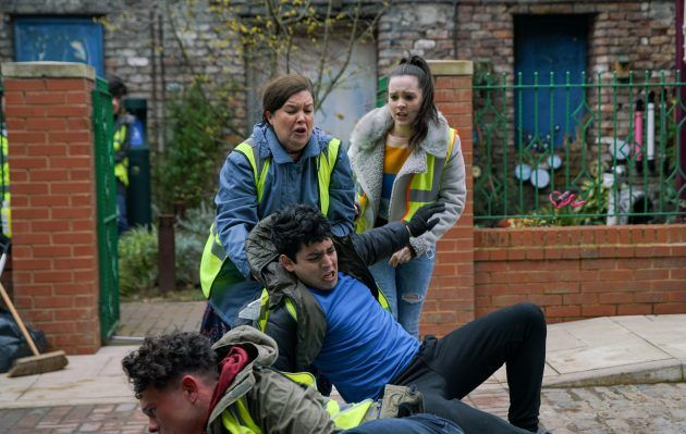 Spoilers de Coronation Street: Aadi Alahan defende a honra de Asha