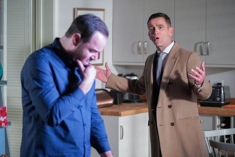 Jack verontschuldigt zich bij Mick in EastEnders