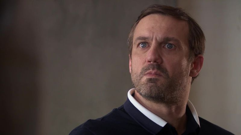 Warrenas Foxas Hollyoaks išsaugo savo odą