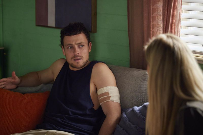 Spoilers de casa e fora, Dean Thompson, Ziggy Astoni