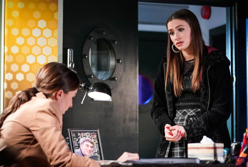 Η Dotty φέρνει την ιδέα της στη Ruby στο EastEnders