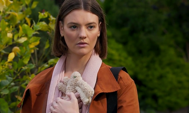 La donna misteriosa che ha rapito Isla in Neighbors