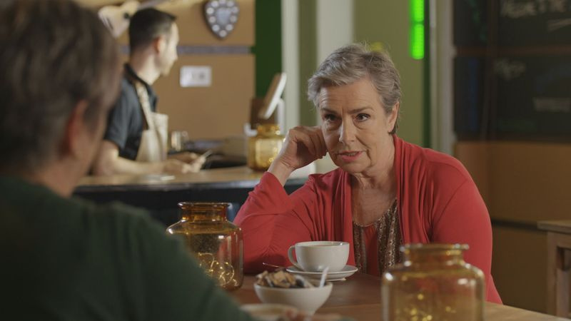 Doctors spoilerit, Karen Hollins, Maggie Lynch