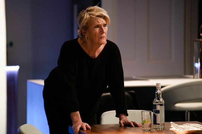 Η Shirley είναι σοκαρισμένη στο EastEnders