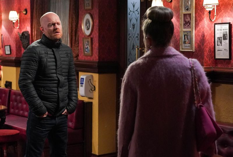 Ο Μαξ θέλει να μιλήσει στη Λίντα στο EastEnders