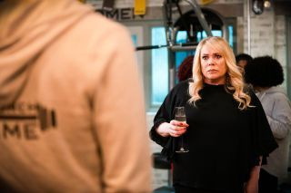 EastEndersin spoilerit: Sharon Beale haluaa Zackin ulos!