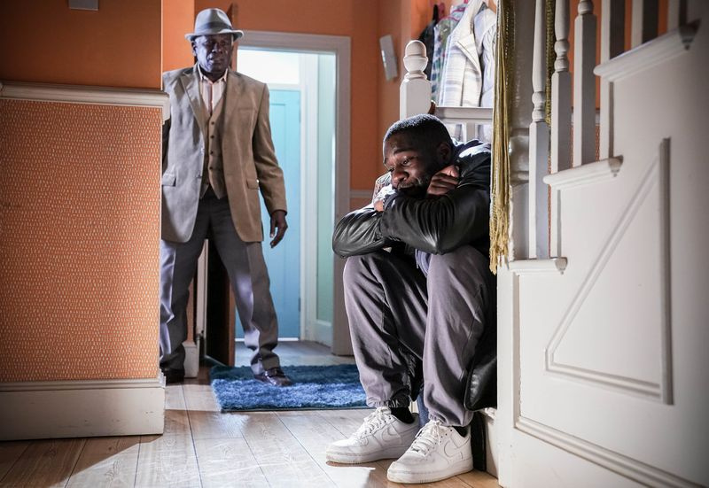 Ο Patrick Trueman καθησυχάζει τον Isaac Baptiste στο EastEnders