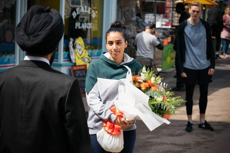 Ο Peter Beale εντοπίζει τον Ash Panesar με έναν άντρα στο EastEnders