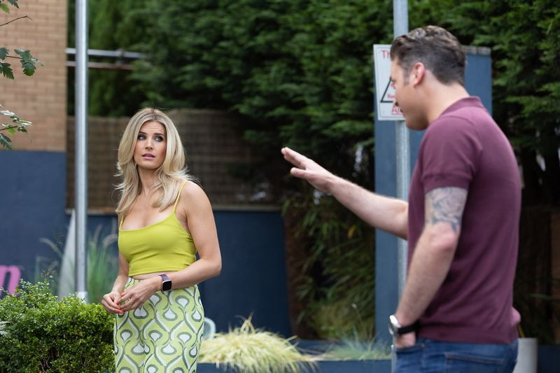 Η Mandy Richardson μιλά με τον Luke Morgan στο Hollyoaks
