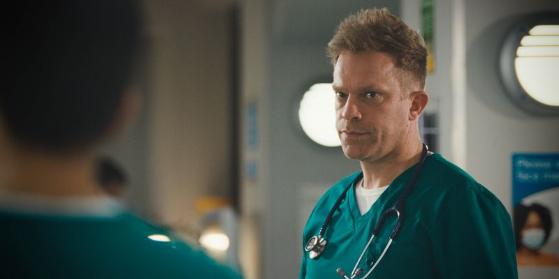 Dylan Keogh üritab Rashit lohutada, kui David on mängus Casualty murest üle koormatud.