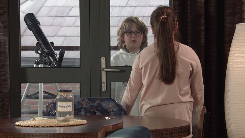 Lily hakkab pärast Sami kiusamist lämbuma.