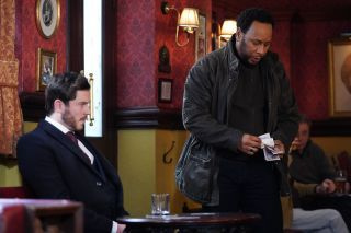 Spojlerji EastEnders: Mitch Baker odkrije resnico o Greyu Atkinsu!